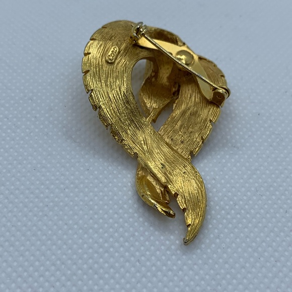 Vintage Signed Coro Yellow Gold Tone Brooch - Picture 6 of 7